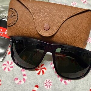 Ray-Ban Black polarized Sunglasses with Brown Case